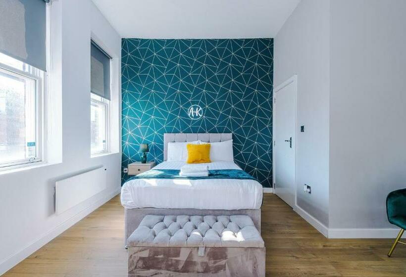 Stylish City Centre Apartment   Near Shops & Bars