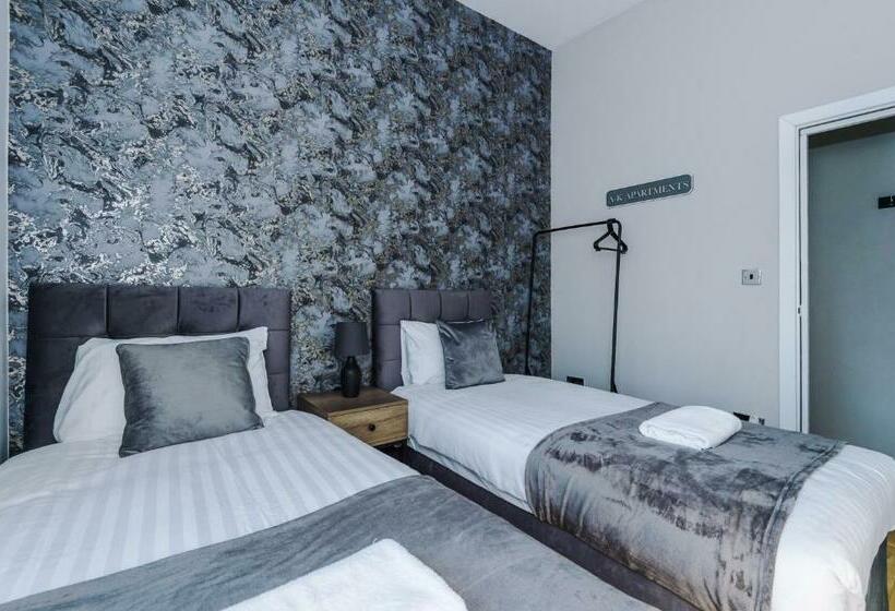 Stylish City Centre Apartment   Near Shops & Bars