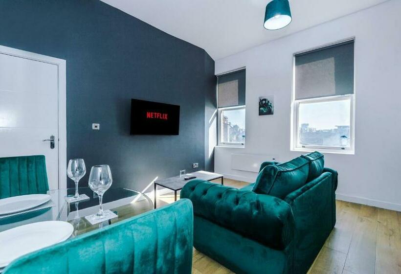 Stylish City Centre Apartment   Near Shops & Bars