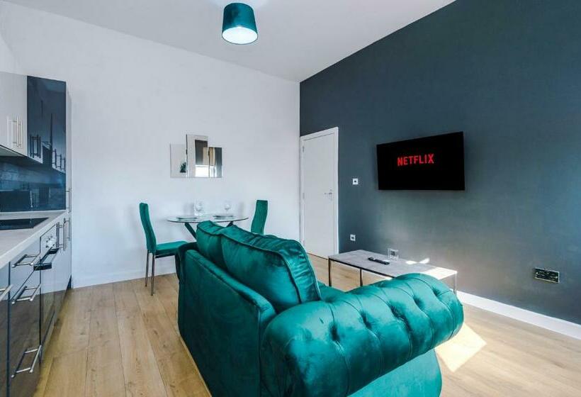Stylish City Centre Apartment   Near Shops & Bars