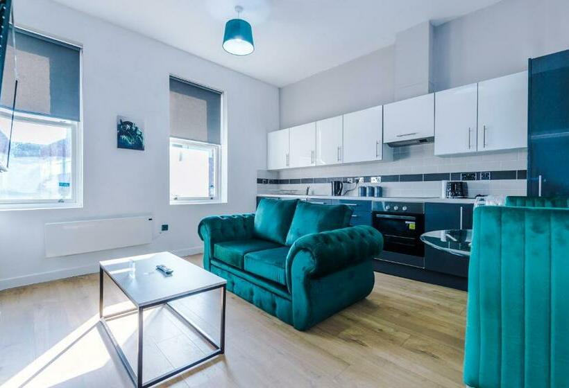 Stylish City Centre Apartment   Near Shops & Bars