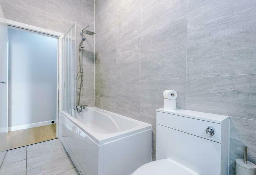 Stylish City Centre Apartment   Near Shops & Bars