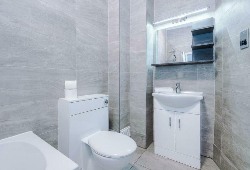 Stylish City Centre Apartment   Near Shops & Bars