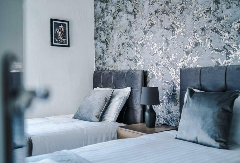 Stylish City Centre Apartment   Near Shops & Bars