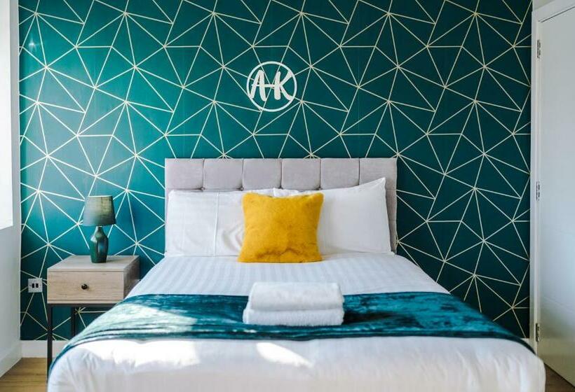 Stylish City Centre Apartment   Near Shops & Bars