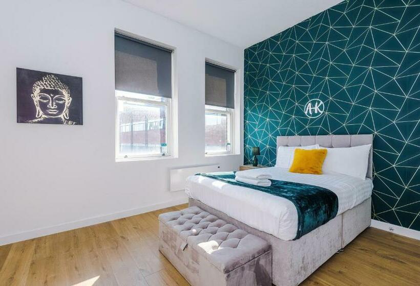 Stylish City Centre Apartment   Near Shops & Bars