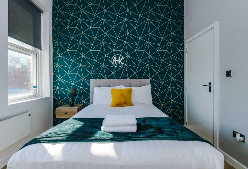 Stylish City Centre Apartment   Near Shops & Bars