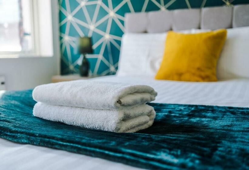 Stylish City Centre Apartment   Near Shops & Bars