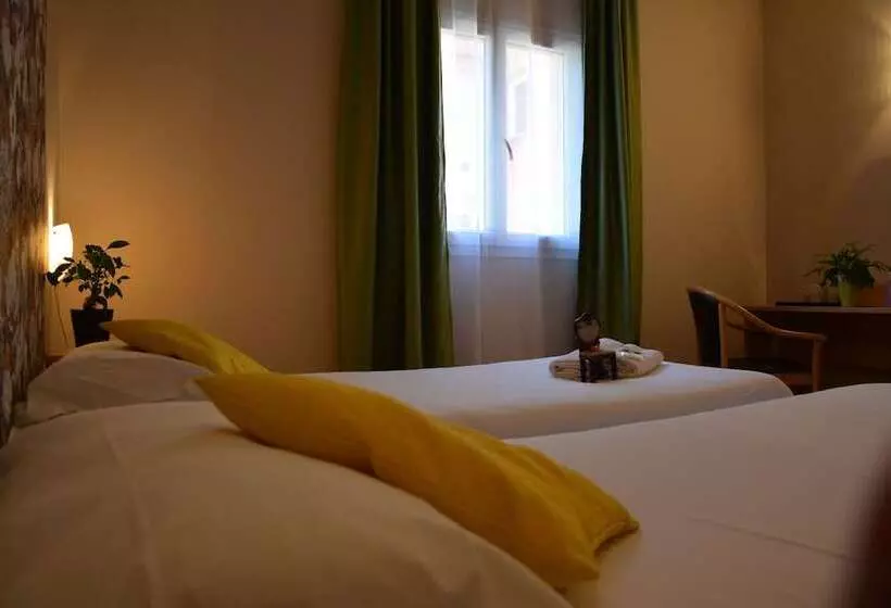 Отель Le Clos Des Médiévales