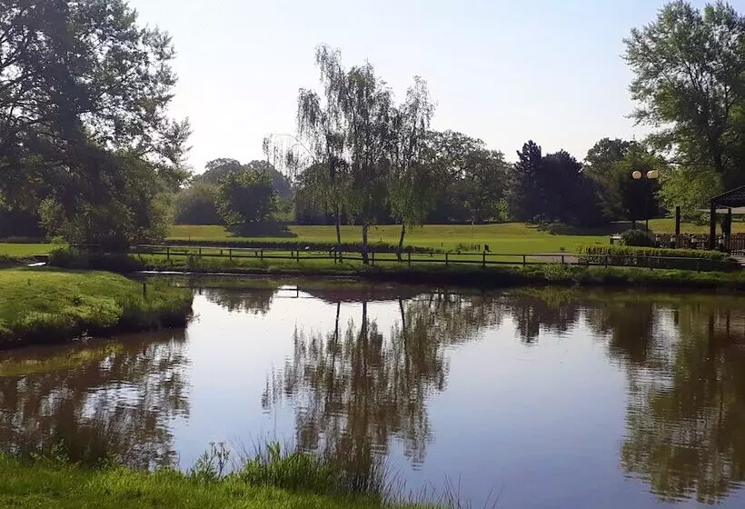 Hotelli Weald Of Kent Golf Course And