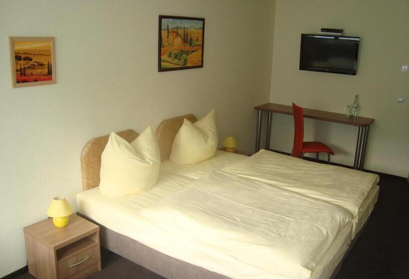 بنسيون Gasthof Goldener Hahn