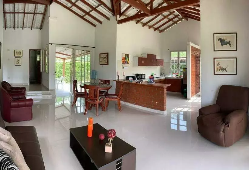 Moderna Cabaña En Viterbo Con Aire Ac Y Piscina