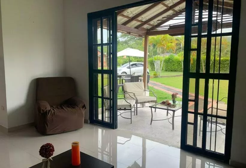 Moderna Cabaña En Viterbo Con Aire Ac Y Piscina