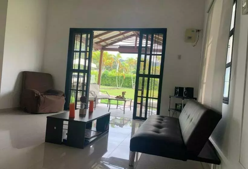 Moderna Cabaña En Viterbo Con Aire Ac Y Piscina