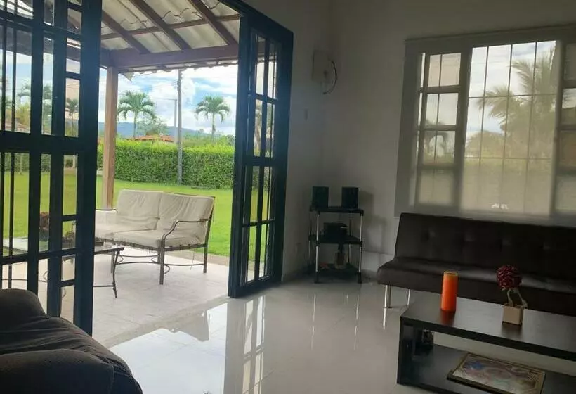 Moderna Cabaña En Viterbo Con Aire Ac Y Piscina