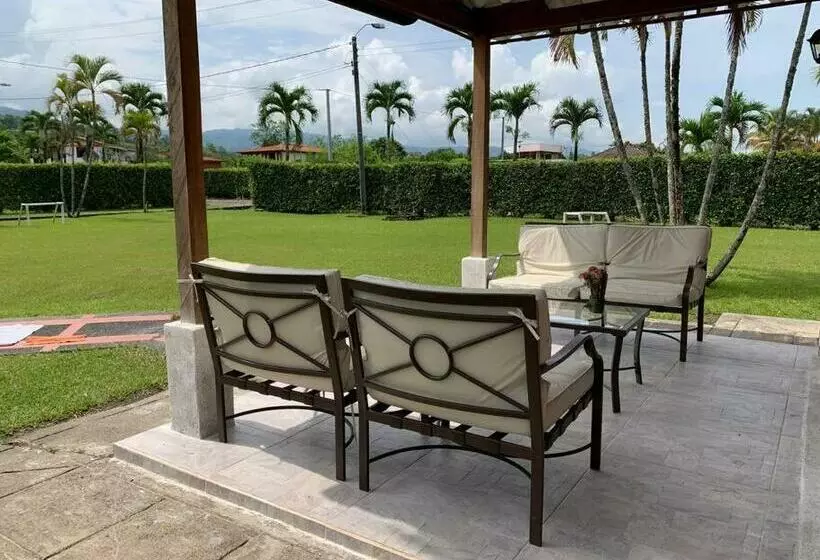 Moderna Cabaña En Viterbo Con Aire Ac Y Piscina