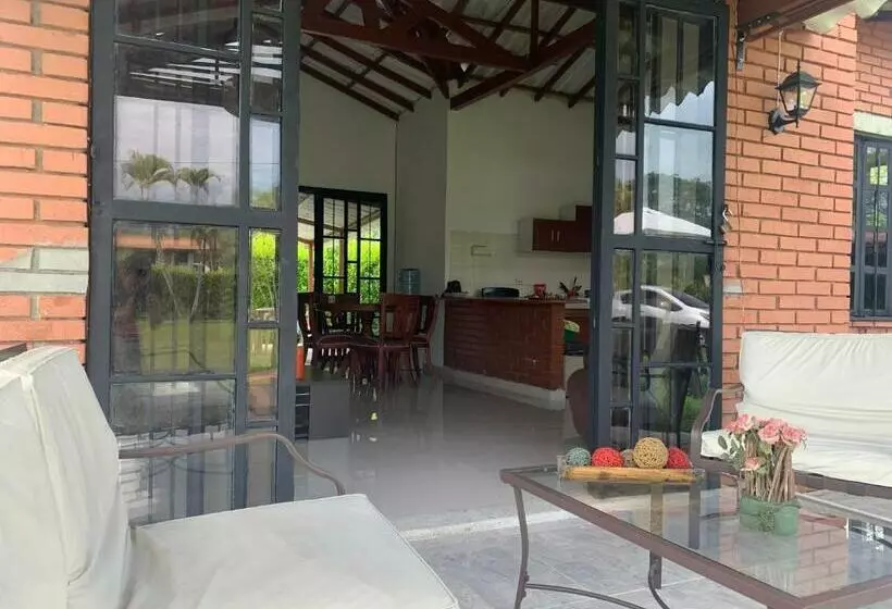 Moderna Cabaña En Viterbo Con Aire Ac Y Piscina