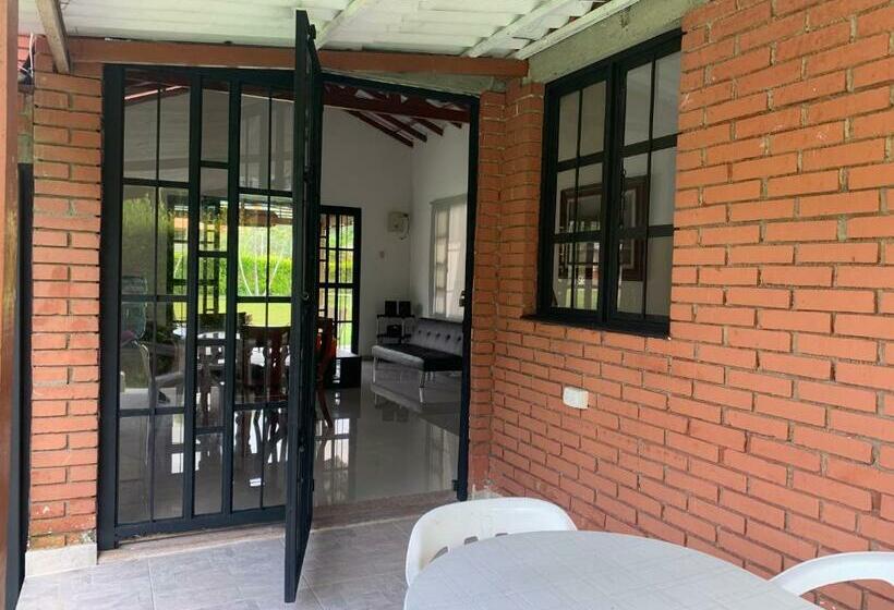 Moderna Cabaña En Viterbo Con Aire Ac Y Piscina