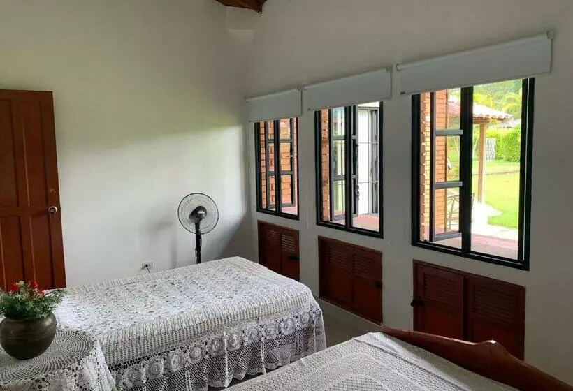 Moderna Cabaña En Viterbo Con Aire Ac Y Piscina
