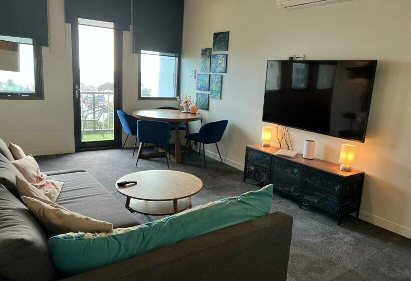 Lovely 2 Bedroom Apartment, Breathtaking View!