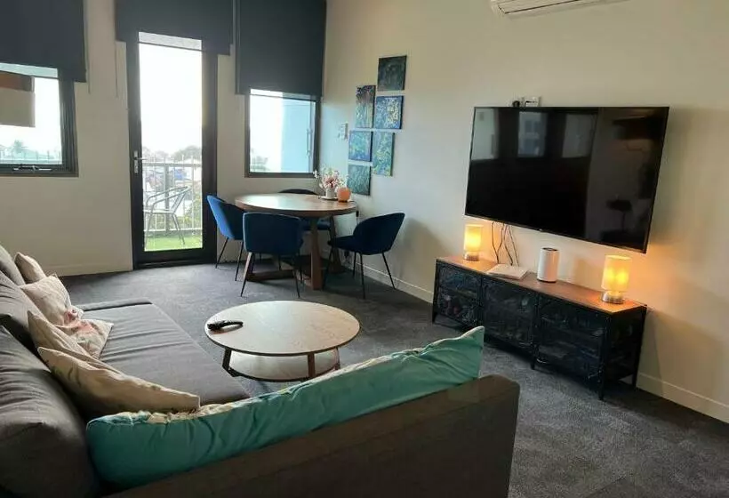 Lovely 2 Bedroom Apartment, Breathtaking View!