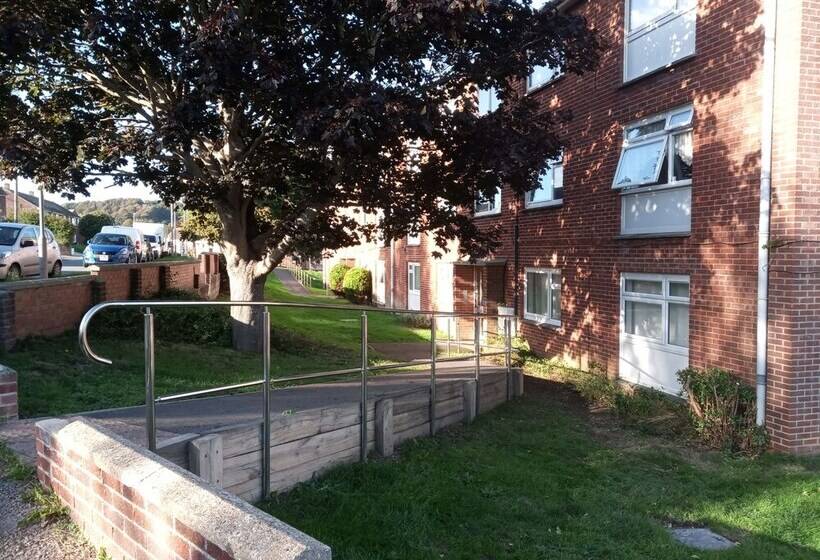 1 Bed Apartment In Bridport Great Location