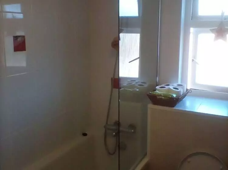 1 Bed Apartment In Bridport Great Location