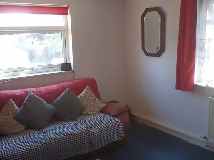 1 Bed Apartment In Bridport Great Location