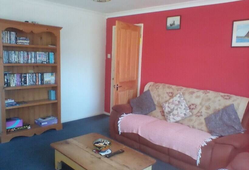 1 Bed Apartment In Bridport Great Location