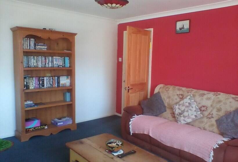 1 Bed Apartment In Bridport Great Location