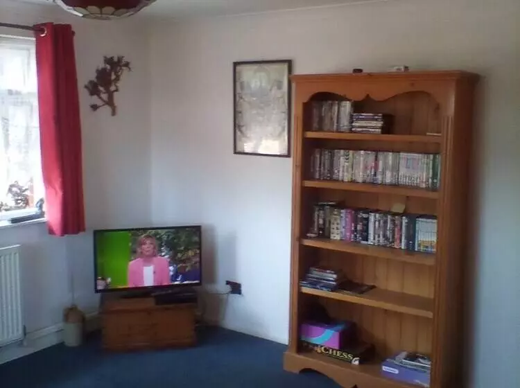 1 Bed Apartment In Bridport Great Location