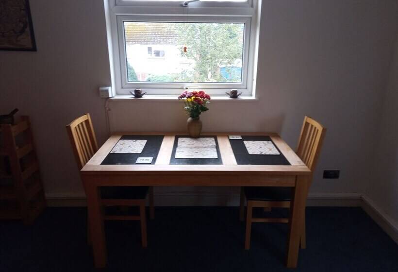 1 Bed Apartment In Bridport Great Location