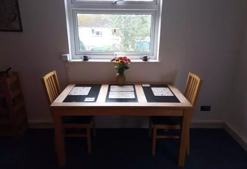 1 Bed Apartment In Bridport Great Location