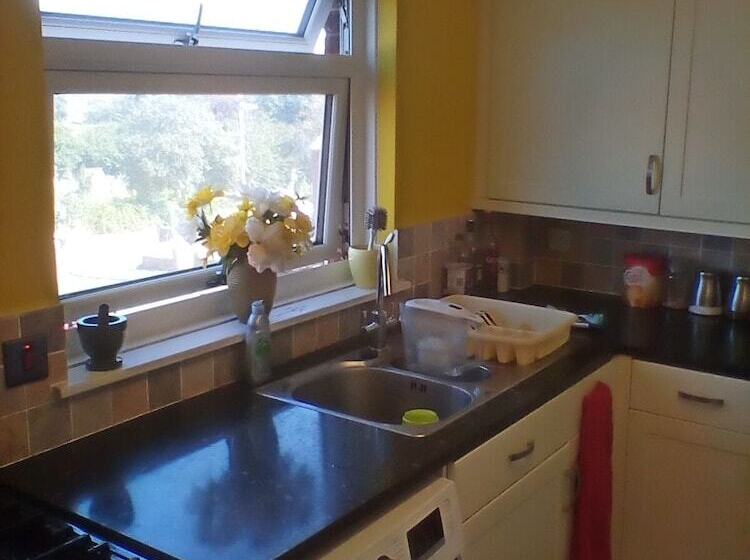 1 Bed Apartment In Bridport Great Location