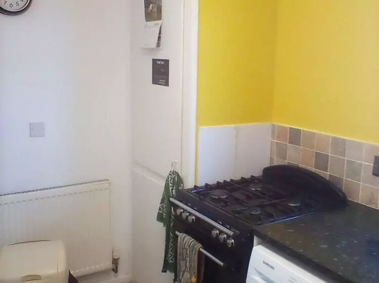 1 Bed Apartment In Bridport Great Location
