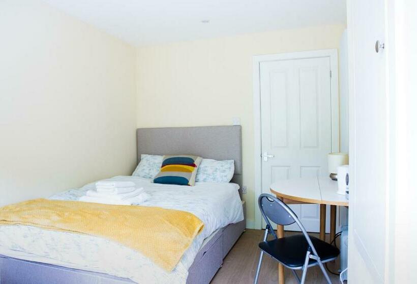 Double Ensuite In Central Forest Row