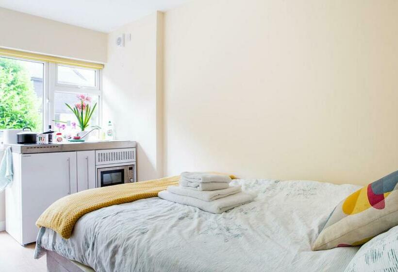 Double Ensuite In Central Forest Row