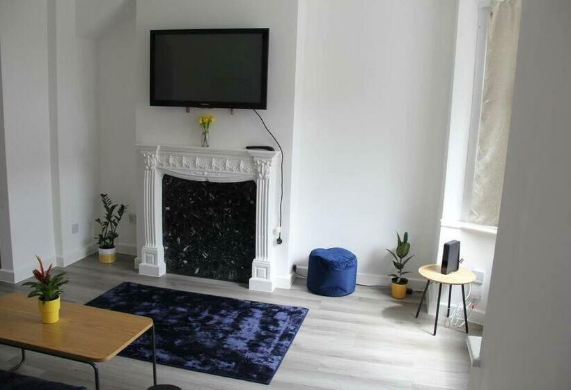 Gresham Home   Close To Excel, Contractors, Relocators, Paid Parking