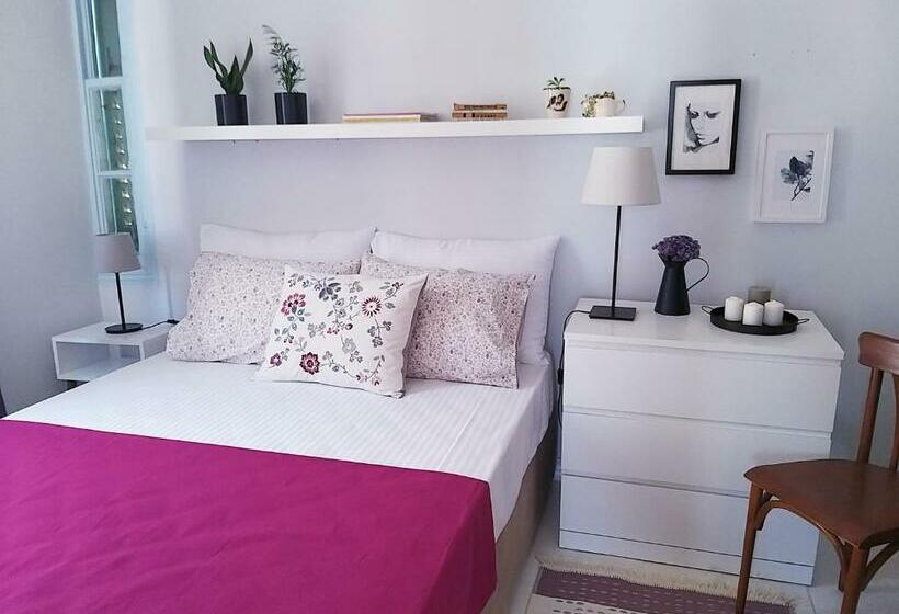 Ayvalık Merkezde Eski Taş Rumevi