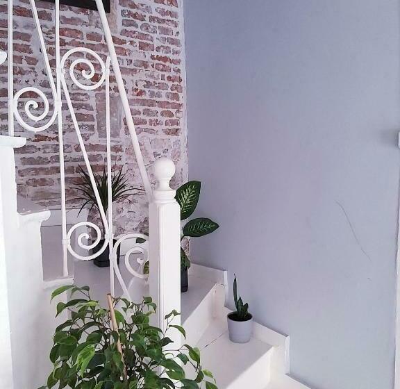 Ayvalık Merkezde Eski Taş Rumevi