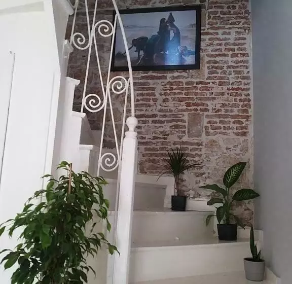Ayvalık Merkezde Eski Taş Rumevi