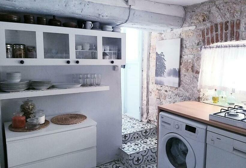 Ayvalık Merkezde Eski Taş Rumevi