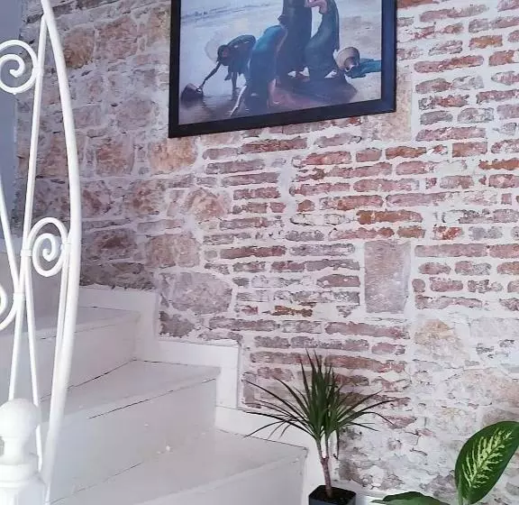 Ayvalık Merkezde Eski Taş Rumevi