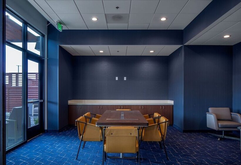 Отель Courtyard By Marriott Conway