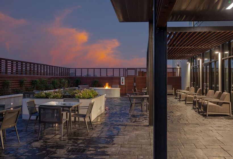 Отель Courtyard By Marriott Conway