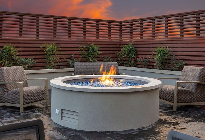 Отель Courtyard By Marriott Conway