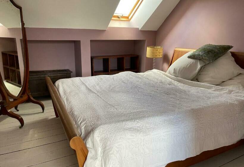 민박 42, The Living Room