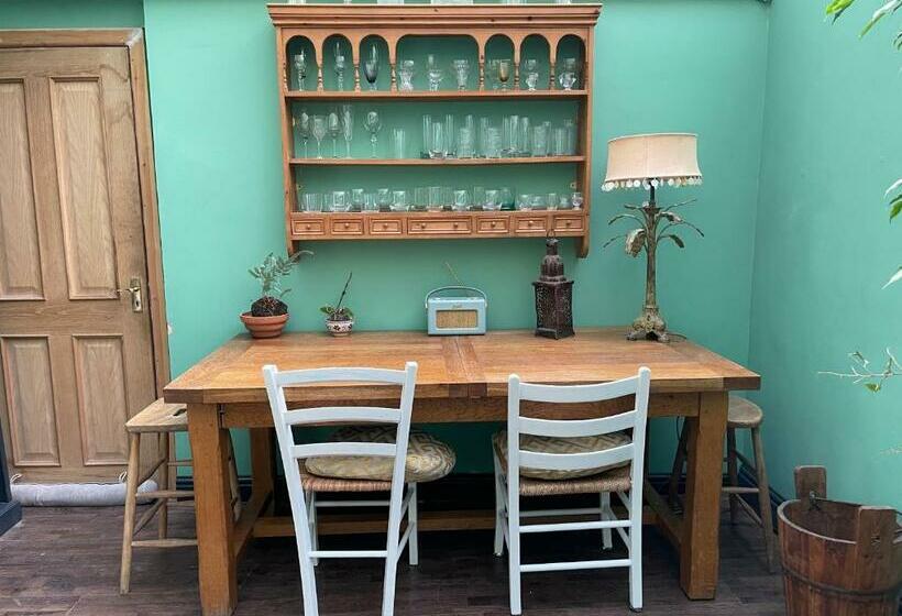 민박 42, The Living Room