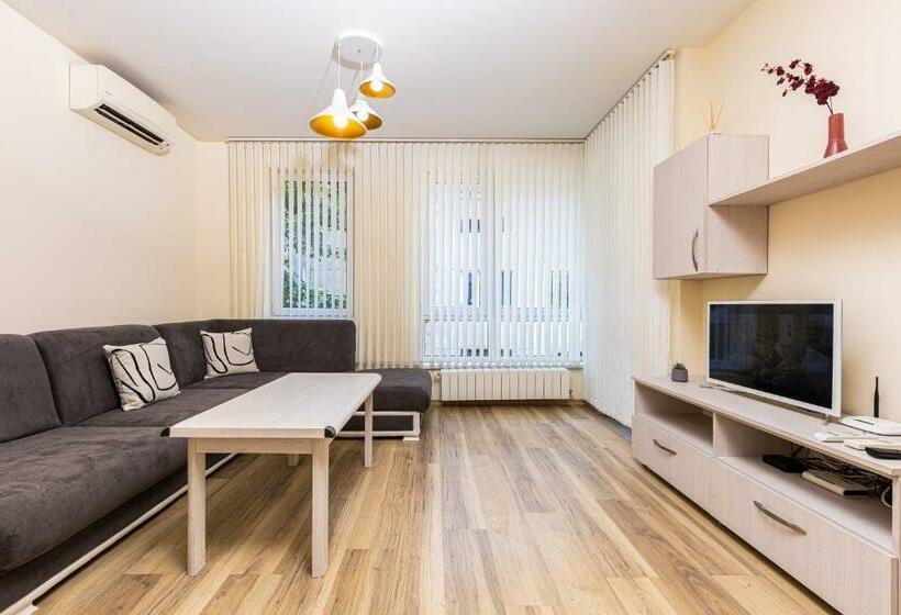 Stylish 2bd Apartment With A Nice Cozy Terrace