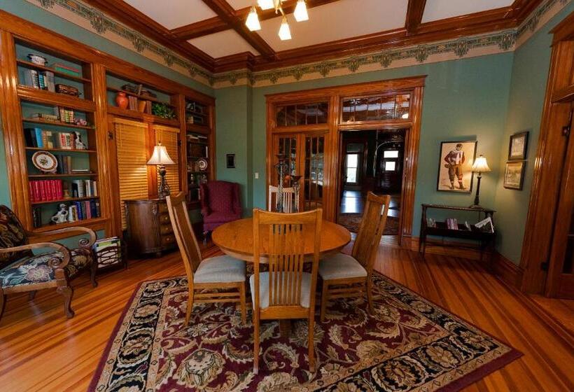 فندق صغير Captain Henderson House